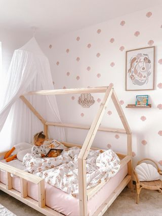 ✨ Dobré ráno z naší domečkové postýlky ✨ Kde každý den začíná pohádkou, pohodlím a úsměvem 💕 Ať jsou vaše rána stejně...