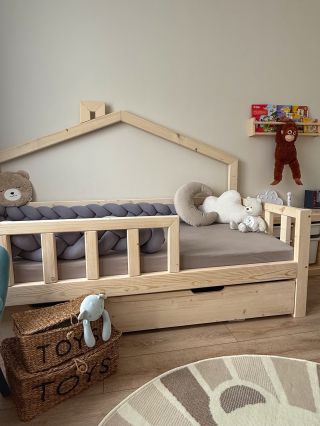 Naše oblíbená postel Polárka v přírodním dekoru 🪵😍 Rozměr 90x200 cm, vstup 70 cm, komínek i dělená zábrana na levé straně,...