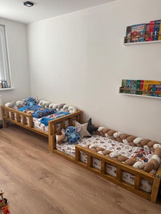 Dvě postýlky Dúha s celoobvodovou zábranou v provedení vosk 🌈 Moc děkujeme mamince za krásnou fotku ❤️