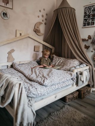 Postýlka Polárka s pravou zábranou – pro klidný a pohodlný spánek vašeho děťátka 😍✨ #domeckovapostel #domeckovepostelekids...