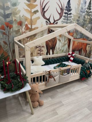 Domečková postýlka Sluníčko ploché Mavie ☀️ Tapeta od @dovidocz nádherně doladila náš showroom a vytvořila prosincovou...