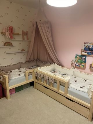 I takhle může vypadat váš dětský pokojíček ✨ Dvě postýlky DUHA s celoobvodovou zábranou 🌈🌈 umístěné do tvaru L vytvářejí...